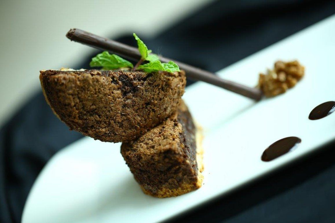 Vivanta Chennai It Expressway Omr Ristorante foto A chocolate cake