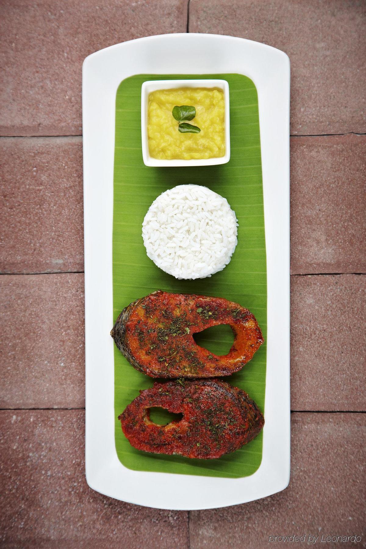 Vivanta Chennai It Expressway Omr Esterno foto Fish curry with rice