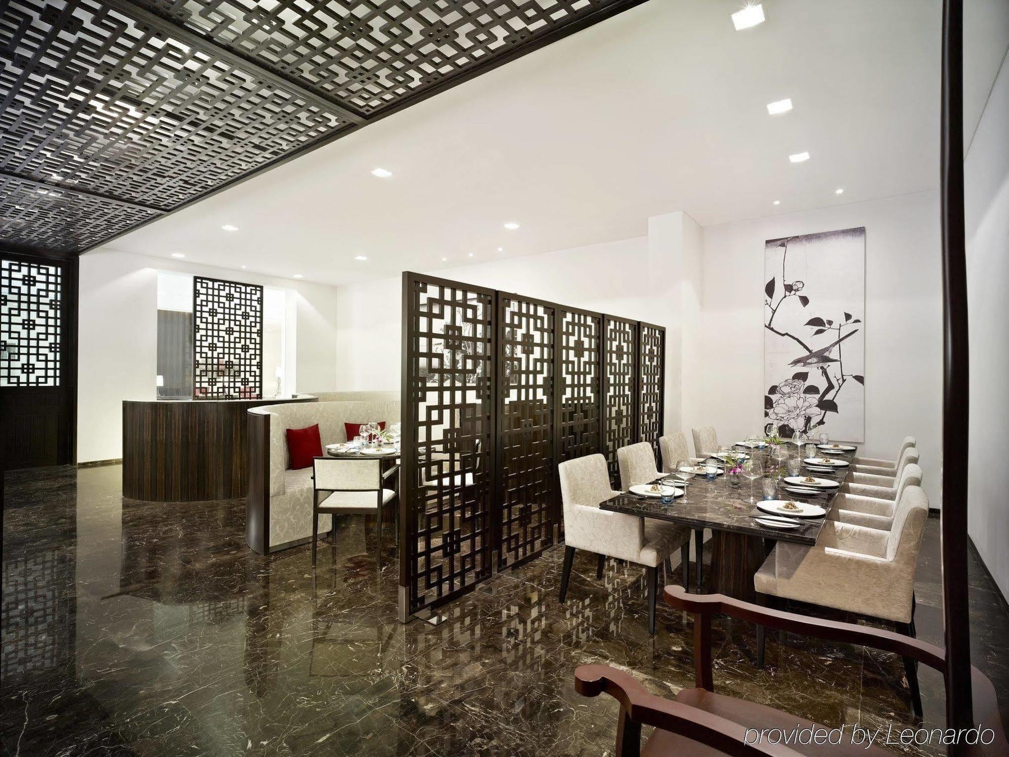 Vivanta Chennai It Expressway Omr Esterno foto Interior of the restaurant